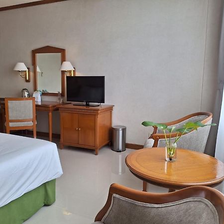 Hotel Sahid Jaya Solo Esterno foto