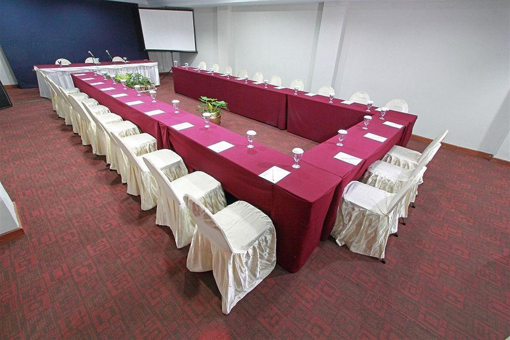 Hotel Sahid Jaya Solo Esterno foto